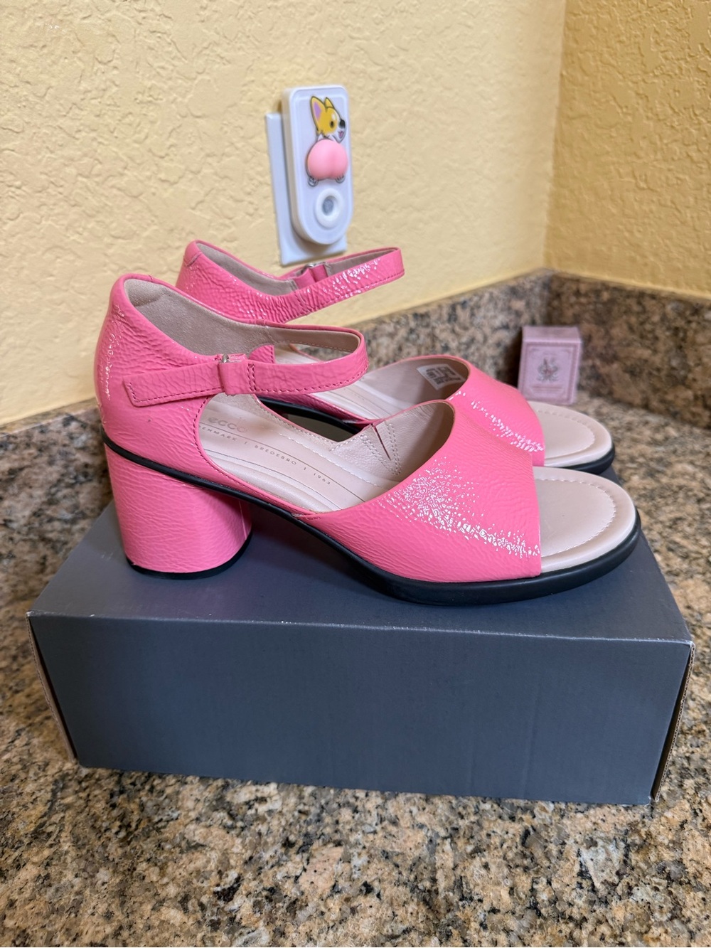 Brand new！ECCO Pink Leather Block Heel Sandals，size 41，no box